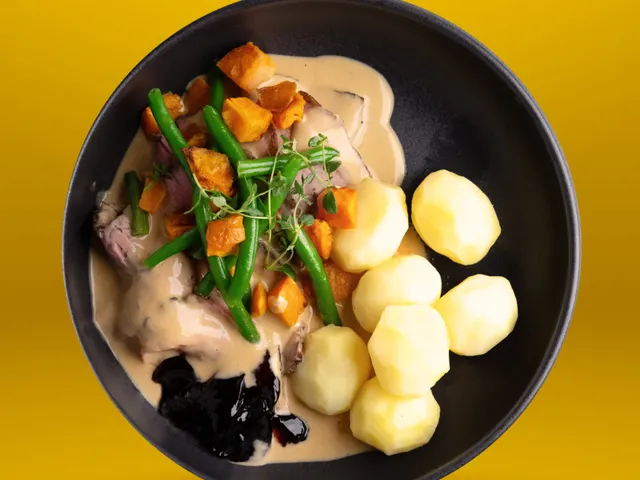 Farmor Karins slottstek med gräddsås, kokt potatis och svartvinbärsgelé från Färdiga Maten