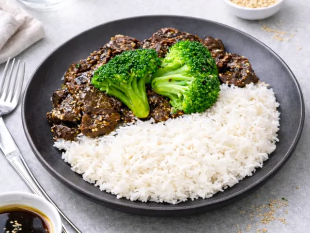 Yakinikubiff med basmatiris & broccoli från Macro Meals