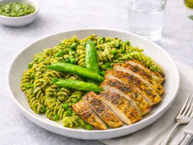Pestokyckling med pasta & sockerärtor från Macro Meals